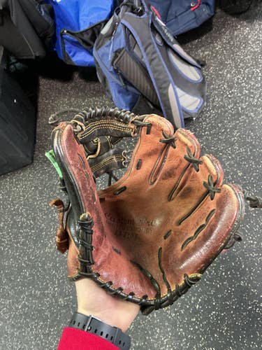(Used) Brown Right Hand Throw 11.5" Baseball Glove