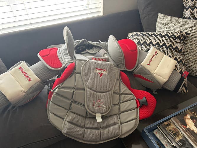 Medium 2015 Vaughn Ventus LT88 Goalie Chest Protector (Used)