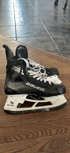 Black Bauer Vapor Hyperlite 2 Hockey Skates Narrow Width Pro Stock 7.5 (Used)