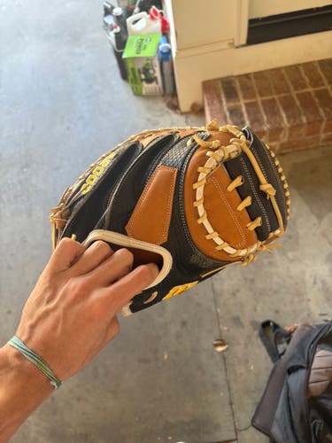 Wilson A2000 RH Catcher's Glove 33.5" (Used)