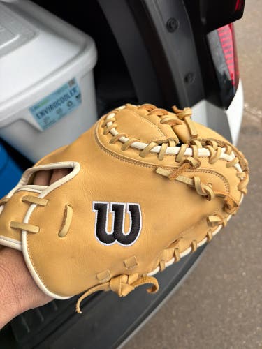 Wilson A1000 RH Catcher's Glove 33.5" (Used)