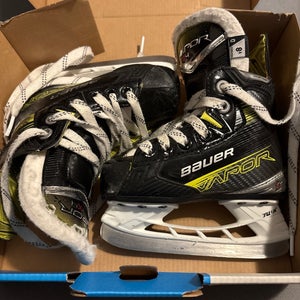 2023 Bauer Vapor X4 Hockey Skates youth 8 (Used)