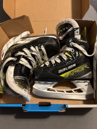 2023 Bauer Vapor X4 Hockey Skates youth 8 (Used)
