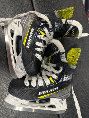 2023 Bauer Vapor X4 Hockey Skates Regular Width Size 1 (Used)