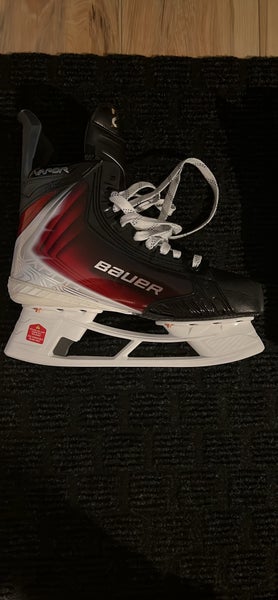 Red 2023 Bauer Vapor Hyperlite 2 Hockey Skates Regular Width 9.5 (New) with blades