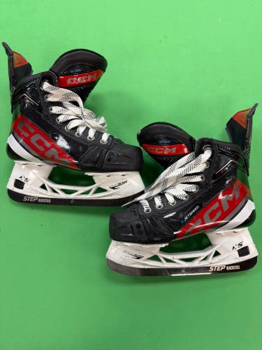 Junior CCM JetSpeed FT6 Pro Hockey Skates Regular Width Size 2.5 (Used)