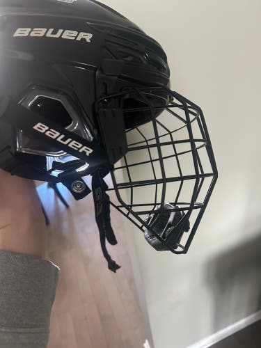 Medium Bauer Re-Akt Pro Helmet (Used)