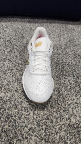 White Women's Size M 8.0 (W 9.0) New Balance Low Top Molded Cleats (New)