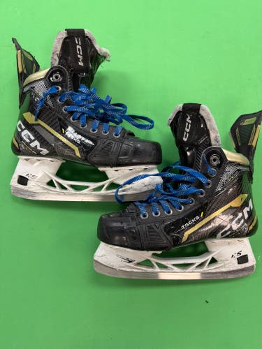 Intermediate CCM AS-V Pro Hockey Skates Regular Width Size 5.5 (Used)