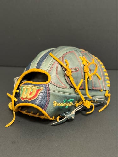 Rare Custom Japanese Wilson Staff D5 Model RH Pitcher's Baseball Glove 11.75" (Used)