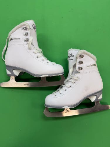 Jackson Ultima Figure Skates Junior 2 (Used)