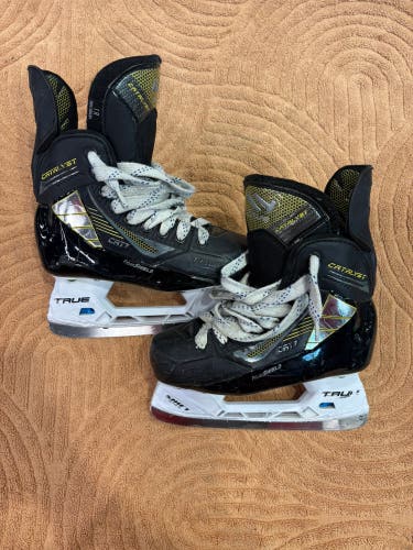 Junior True Catalyst 7 Hockey Skates Regular Width Size 1 (Used)