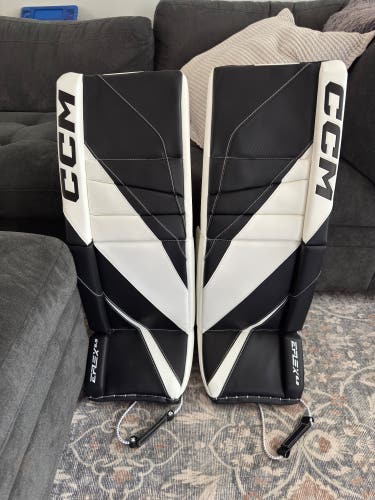 33" CCM EFlex 6.9 Goalie Leg Pads (Used)