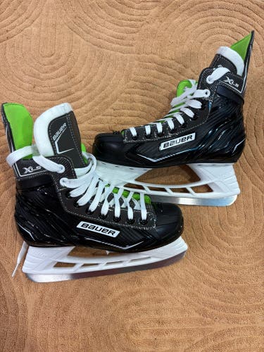 Intermediate Bauer XLS Hockey Skates Regular Width Size 4 (New)
