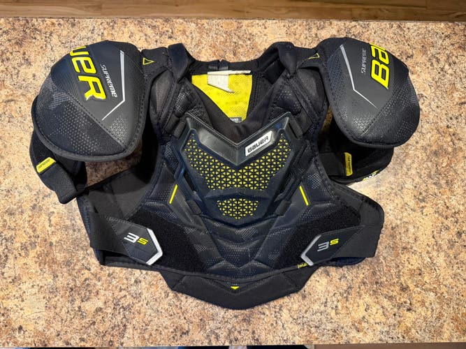 Large Intermediate Bauer Supreme 3S Shoulder Pads (Very good condition - Used)