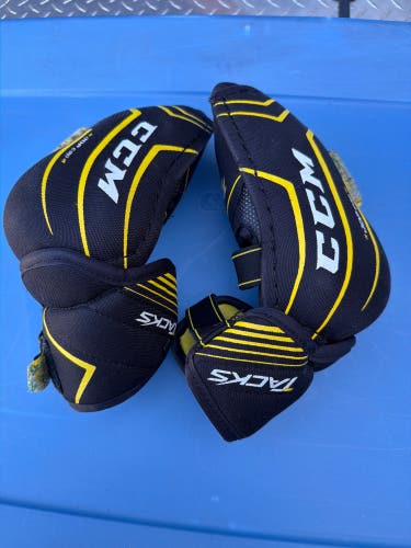 Senior Small CCM Tacks 3092 Elbow Pads (Used)
