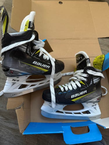 2023 Bauer Vapor X4 Hockey Skates Regular Width Size 3.5 (New)