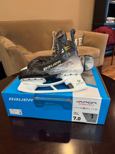 Bauer Vapor Hyperlite 2 Hockey Skates 7 Fit 1 (Used)