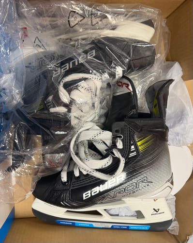 *BRAND NEW PROSHOP SALE* Bauer Vapor Hyperlite 2 Hockey Skates Size 5 - Fit 2