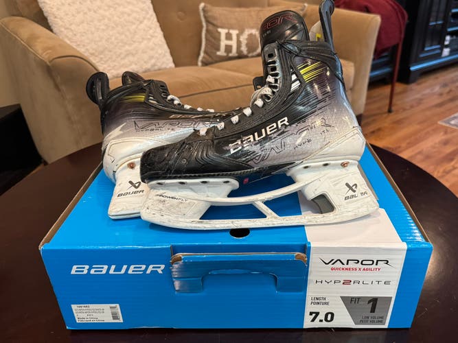 Bauer Vapor Hyperlite 2 Hockey Skates 7 fit 1(Used)