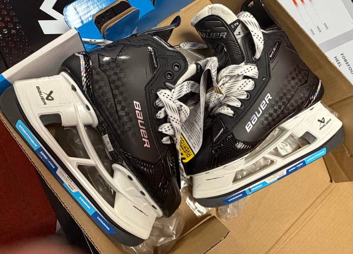 *BRAND NEW PROSHOP SALE* Bauer Supreme Shadow Hockey Skates Size 4 - Fit 2