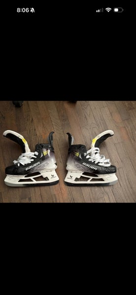 Bauer Vapor Hyperlite 2 Hockey Skates 8.5 (Used)