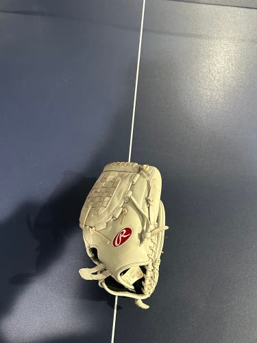 Rawlings Gg elite RH Pitcher's Softball Glove 12.5" (Used)