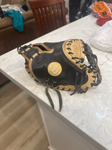 Wilson A2000 RH Catcher's Baseball Glove 33" (Used)