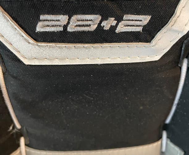 28" Vaughn Velocity V9 Goalie Leg Pads (Used)