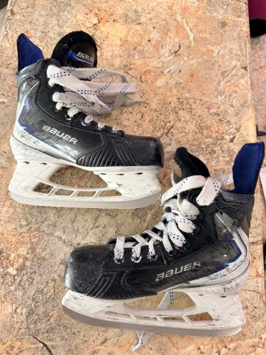 2025 Bauer Vapor Flylite Hockey Skates Regular Width 13.5 (Used)