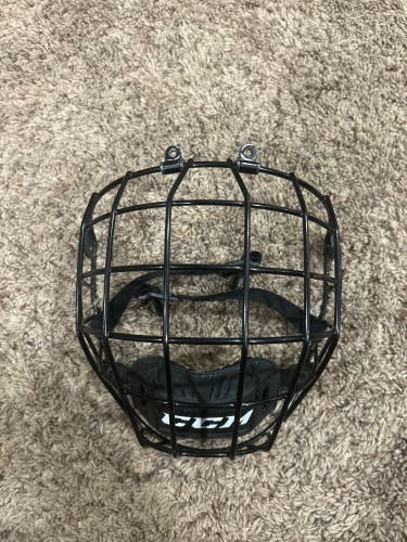 Medium CCM FM580 Full Cage (Used)
