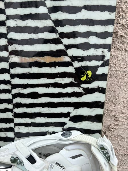 burton feather 52 snowboard Women's Feelgood Flying V 2026 149 All Mountain Snowboard Burton Feather Snowboard - Women's