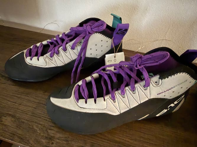 5.10 Graystone climbing shoe