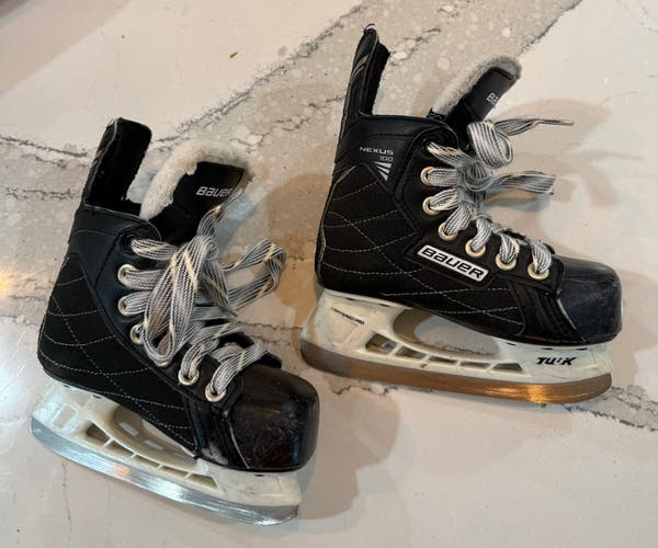 Bauer Nexus 100 Youth Hockey Skates Regular Width 10 (Used)