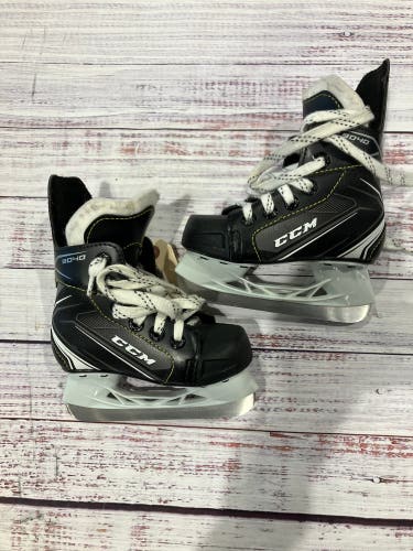 Youth CCM Tacks 9040 Hockey Skates Regular Width 9 (Used)