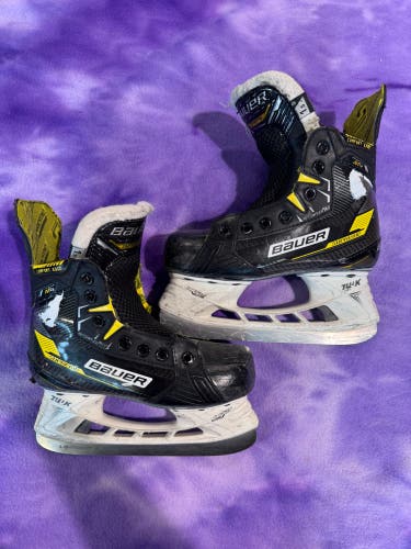 Junior Bauer Supreme M4 Hockey Skates Regular Width Size 1.5 (Used)