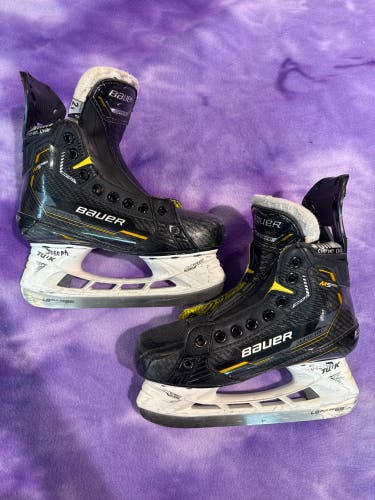 Junior Bauer Supreme M5 Pro Hockey Skates Regular Width Size 2.5 (Used)