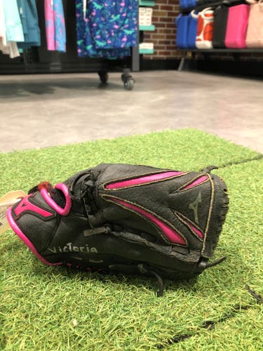 Mizuno Finch RH Pitcher's Softball Glove 10" (Used)