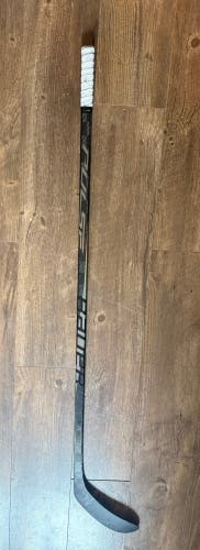 Senior Bauer Pulse Right Handed Hockey Stick P28 70 Flex (Used)