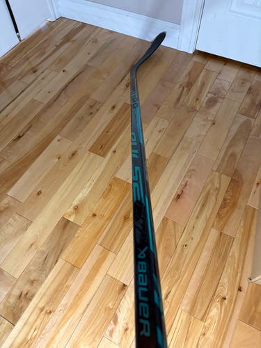 Senior Bauer Pulse Right Handed Hockey Stick P92 70 Flex (New)