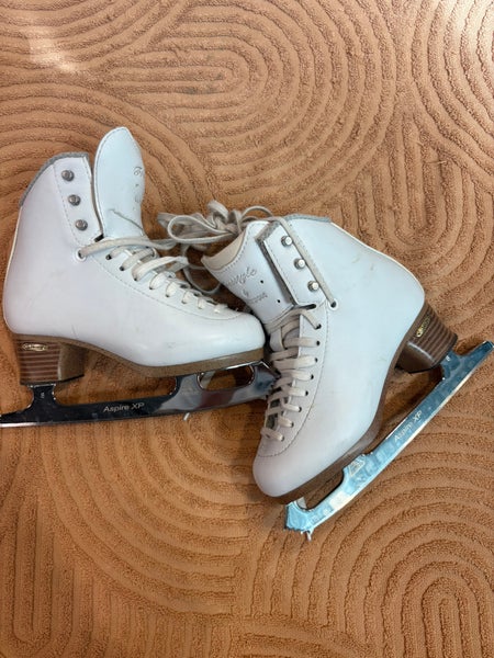White Jackson Ultima Freestyle Figure Skates Junior 2 (Used)