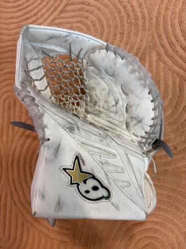 White Junior Brian's Sub-Zero 7.0 Goalie Glove Regular (Used)