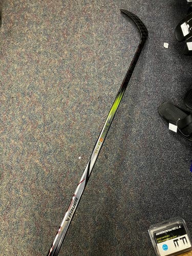 Junior Bauer Vapor Hyperlite 2 Hockey Stick Right Handed P28 40 Flex (Used)