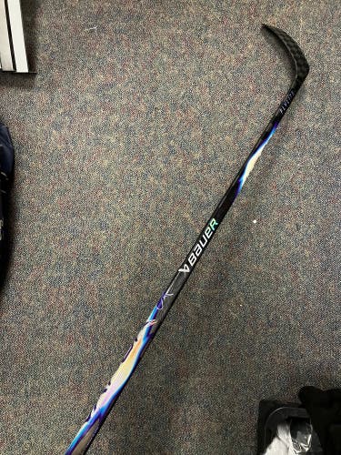 Junior Bauer Vapor Flylite Hockey Stick Right Handed P28 40 Flex (Used)