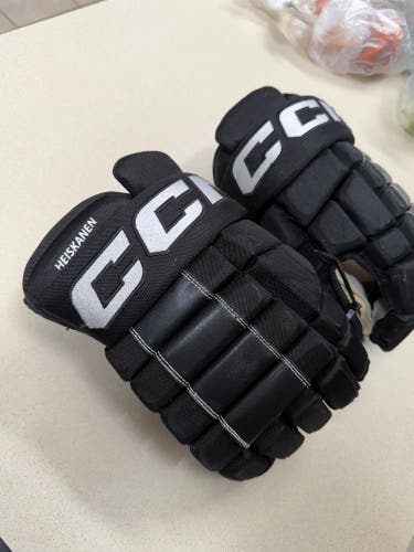 Miro Heiskanen game used CCM HG4RRP Gloves 14" Pro Stock (Used)
