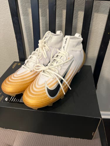 Men's Size M 11.5 (W 12.5) Nike Low Top Molded Cleats (New)