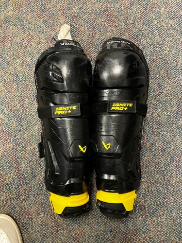 Junior Bauer Supreme Ignite Pro+ Shin Pads 12" (Used)