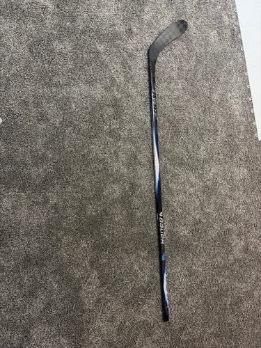 (NEW) Senior Bauer Vapor Flylite Right Handed Hockey Stick P28 77 Flex