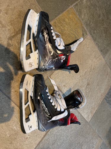 2023 Bauer Vapor X5 Pro Hockey Skates Regular Width Size 5 (Used)