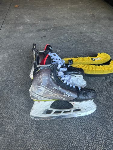 2021 Bauer Vapor Hyperlite Hockey Skates 8 (Used)